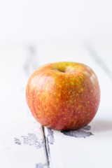 ett äpple mot vit vintage bakgrund