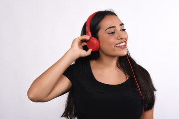 Naklejka premium Young woman listening to music