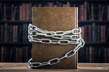 鎖の巻かれた本