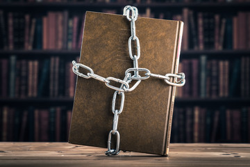 鎖の巻かれた本