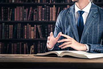 資料を読んでいるビジネスマン