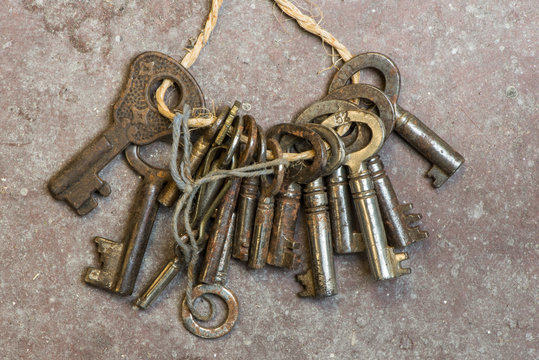 pile of old vintage keys 