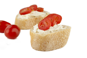 two slices of bread mayonnaise and tomatoes