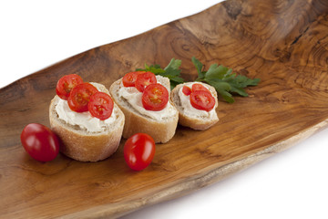 slices of bread with butter and slice tomatoes