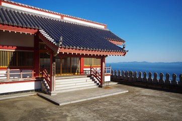 海を望む寺