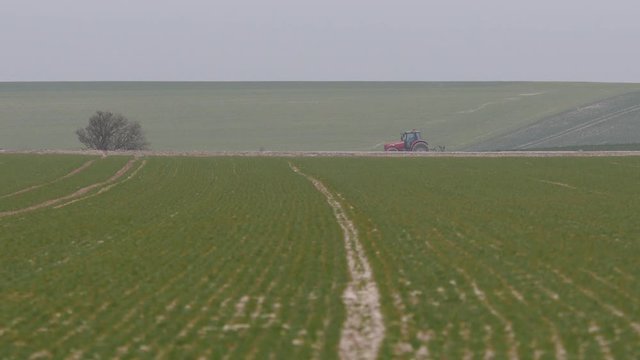 tracteur dans les champs (4k uhd)