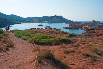 Photo sur Plexiglas Cala Pregonda, île de Minorque, Espagne Minorque, îles Baléares, Espagne : la baie de Cala Pregonda le 15 juillet 2013. La plage de la baie cachée de Cala Pregonda, avec son sable et ses roches rouges, ressemble à la planète Mars