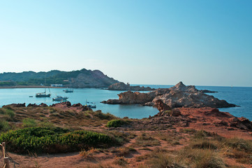 Menorca, Balearen, Spanje: de baai van Cala Pregonda op 15 juli 2013. Het strand van de verborgen baai van Cala Pregonda, met zijn zand en rode rotsen, is vergelijkbaar met de planeet Mars