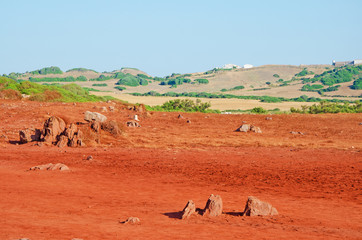 Menorca, Balearen: rode zand- en tarwevelden op het pad naar Cala Pregonda, de baai vergelijkbaar met de planeet Mars, op 15 juli 2013