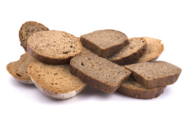 Ломти хлеба на белом фоне