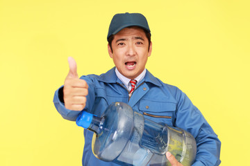 ボトルを運ぶガッツポーズの男性