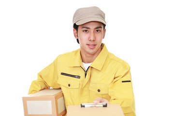 荷物を運ぶ笑顔の宅配人