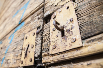 Chiaviestello di vecchio portone in legno