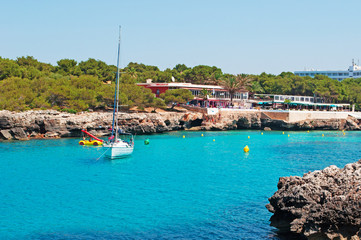 Fototapeta na wymiar Minorca, Isole Baleari, Spagna: la baia e la spiaggia di Cala Santandria il 14 luglio 2013