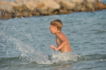 Fototapeta premium boy SPLASHING water