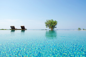 Minorca, Isole Baleari, Spagna: sedie a sdraio e una piscina nella campagna minorchina il 6 luglio...