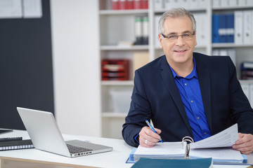 geschäftsmann arbeitet am schreibtisch