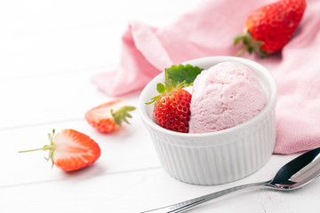 Eisbecher Erdbeere Speiseeis mit Früchte