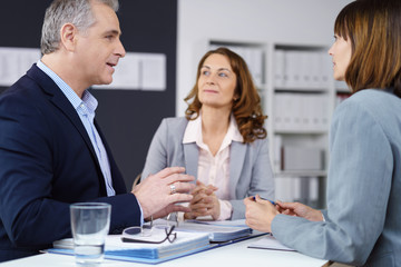 geschäftsleute im gespräch