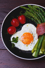 Asparagus in a pan with bacon