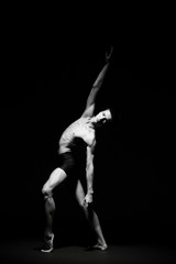 Obraz premium Ballet dancer in black