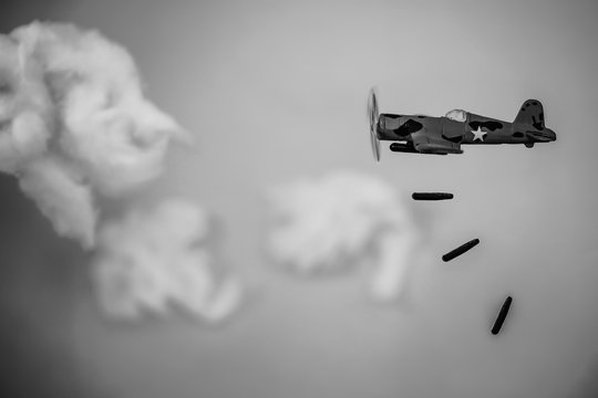 На какой картинке правильно изображено падение бомбы из самолета