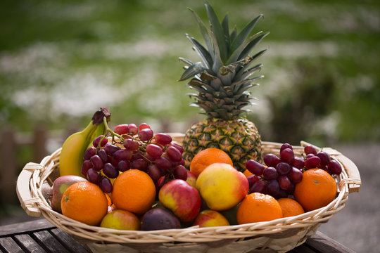 Obstkorb auf Gartentisch