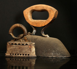 antike Bügeleisen auf schwarzem Hintergrund