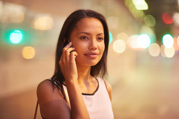 Fototapeta premium City woman chatting on her phone