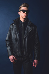 Obraz premium Macho retro 50s fashion man wearing sunglasses and leather jacke