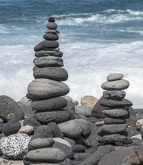 Fototapeta na wymiar stacks - towers from pebbles on the beach