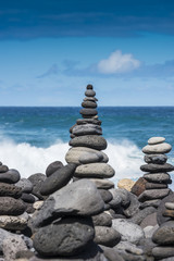 Fototapeta na wymiar stacks - towers from pebbles on the beach