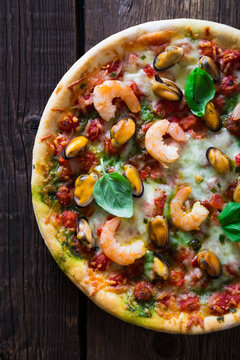 Pizza with shrimps and mussels