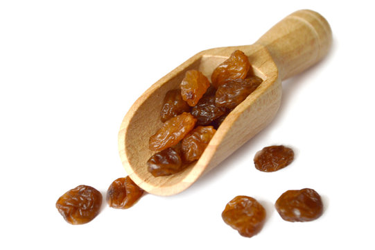 Raisins in wooden scoop