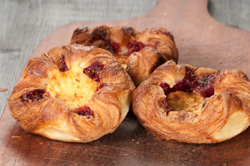 Tarts with jam and vanilla