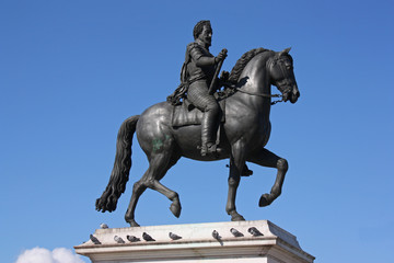 Fototapeta na wymiar Paris, statue équestre de Henri IV place du pont Neuf, France