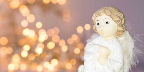 ängel med ofokuserad bakgrund av julbelysning