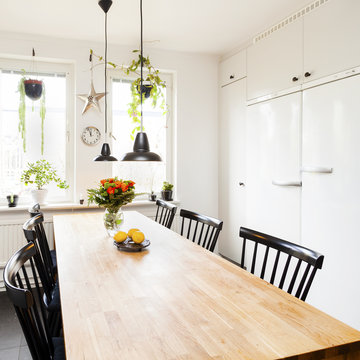 n&auml;rbild p&aring; en k&ouml;ksbord vid ett f&ouml;nster med blommor p&aring;