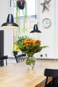 rosor i glasvas p&aring; matbord