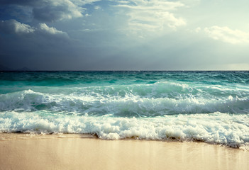Fototapeta premium fale na plaży na Seszelach