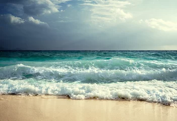 Rolgordijnen golven op het strand van de Seychellen © Iakov Kalinin