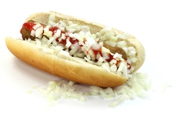 Frikandel speciaal im Brötchen isoliert auf weißem Hintergrund