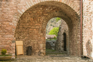 Fototapeta na wymiar Arco all'entrata del castello di Piobbico