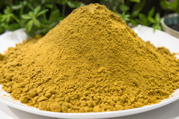 Currypulver auf Teller