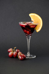 sangria di frutta fresca e rinfrescante nel bicchiere decorato 