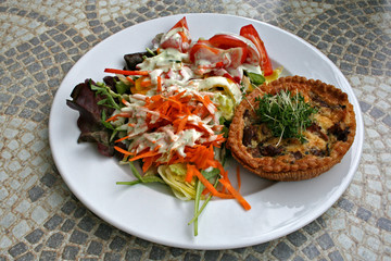 organisch lifestyle quiche pfifferlinge salat dressing wildkräuter