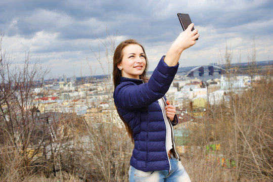 Девушка Делает Селфи Фото Девушка Делает Селфи Фото