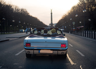 Cabrio mit jungen Leuten in Berlin