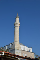 Obraz premium Minaret of the kaleiçi Camı mosque in city of Kusadasi, Turkish Riviera