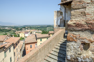 Fototapeta na wymiar Lari e il suo castello dei Vicari.